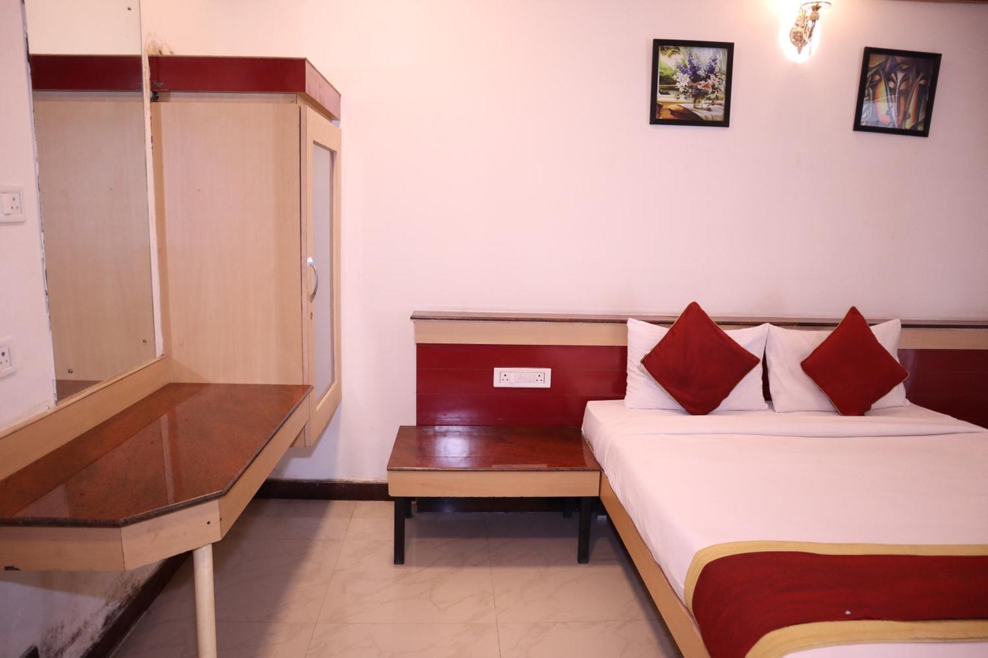 Sri Sai Ram Suites Bangalore Bagian luar foto