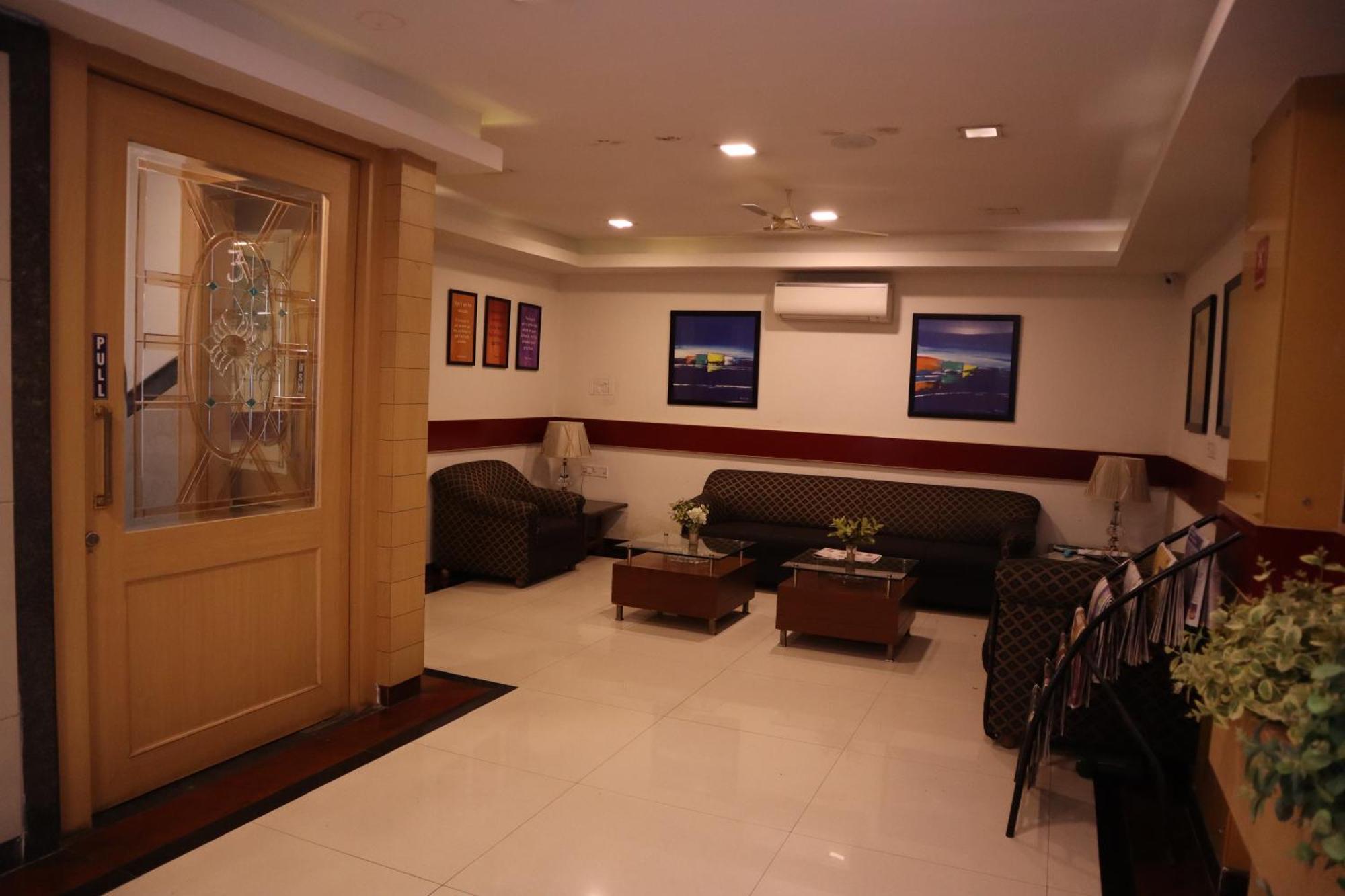 Sri Sai Ram Suites Bangalore Bagian luar foto