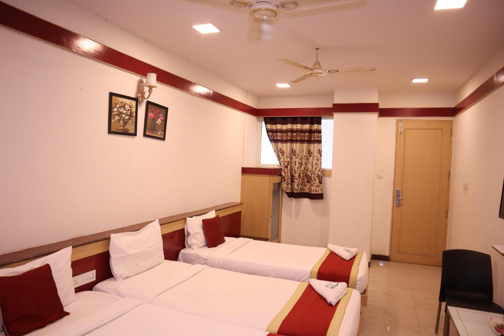 Sri Sai Ram Suites Bangalore Bagian luar foto