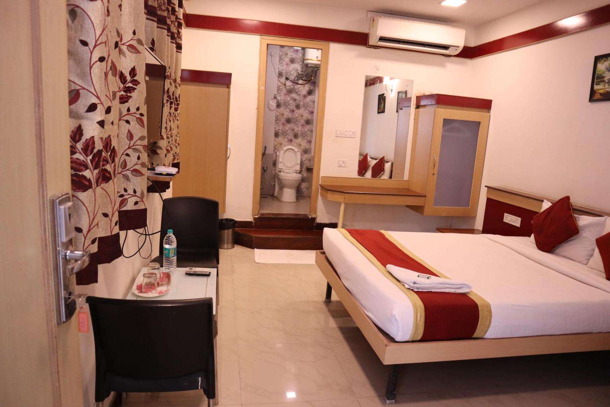 Sri Sai Ram Suites Bangalore Bagian luar foto