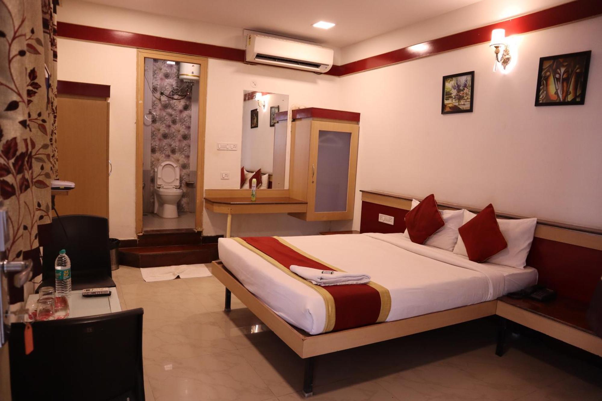 Sri Sai Ram Suites Bangalore Bagian luar foto