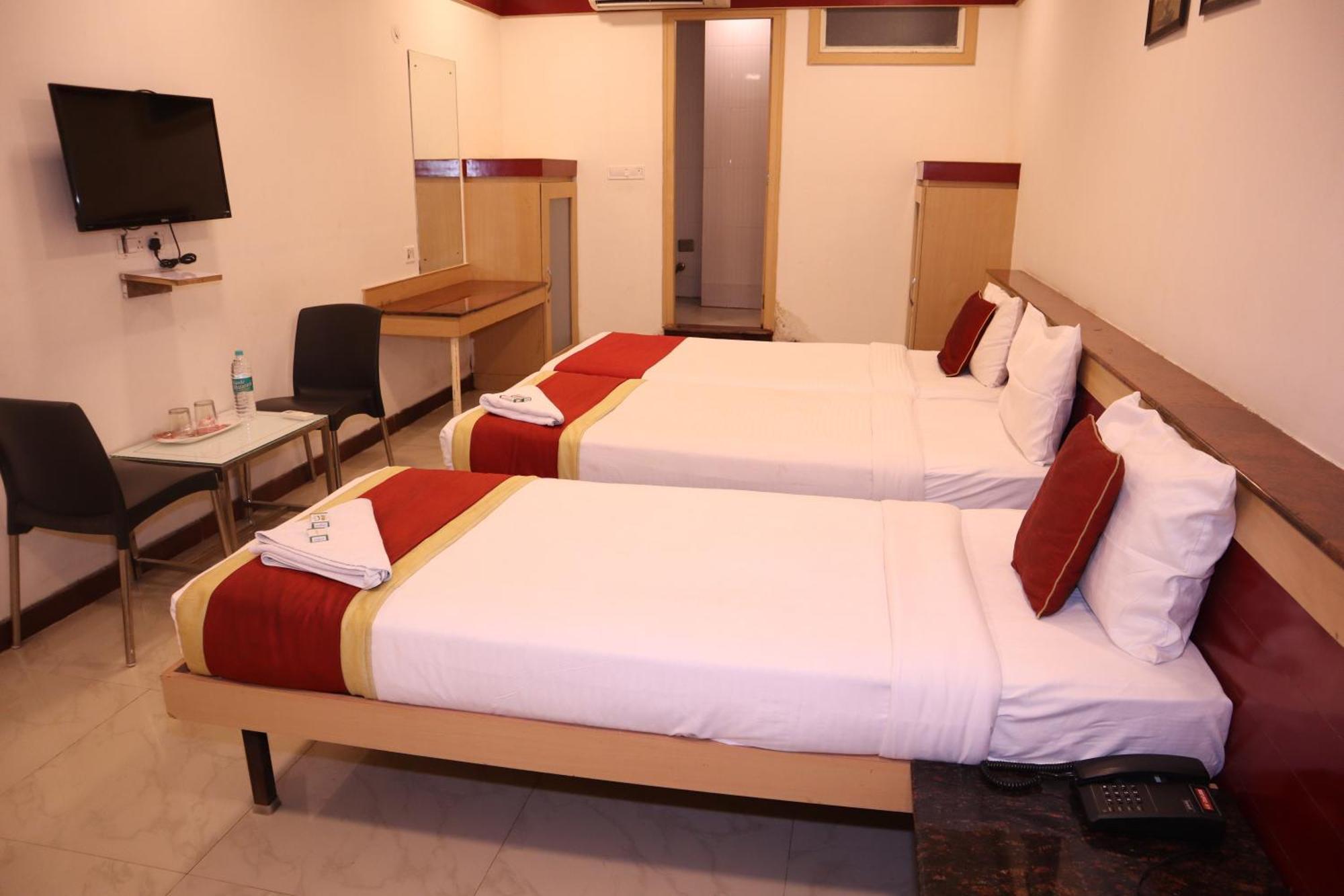 Sri Sai Ram Suites Bangalore Bagian luar foto