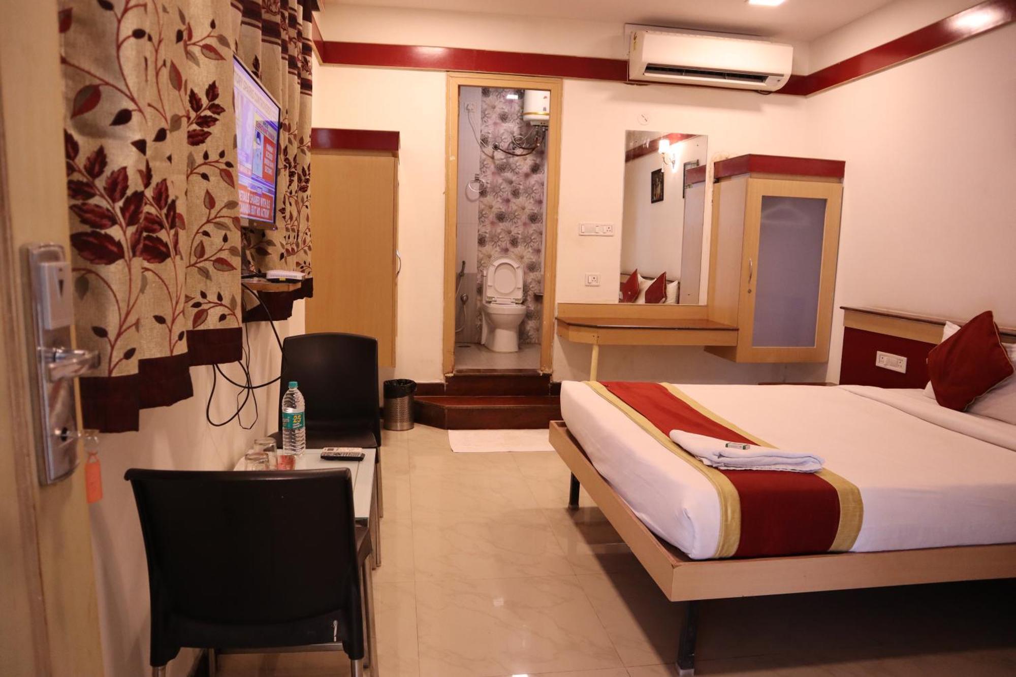 Sri Sai Ram Suites Bangalore Bagian luar foto
