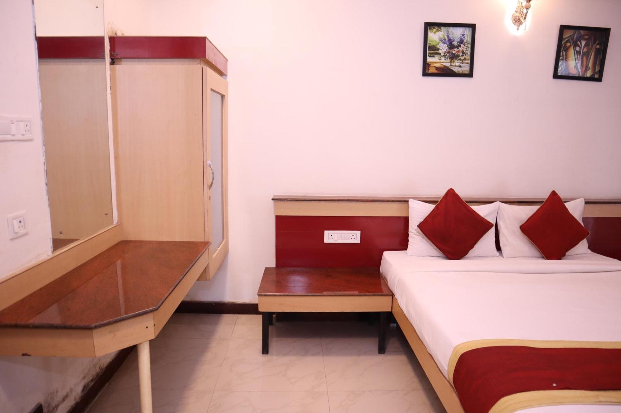 Sri Sai Ram Suites Bangalore Bagian luar foto