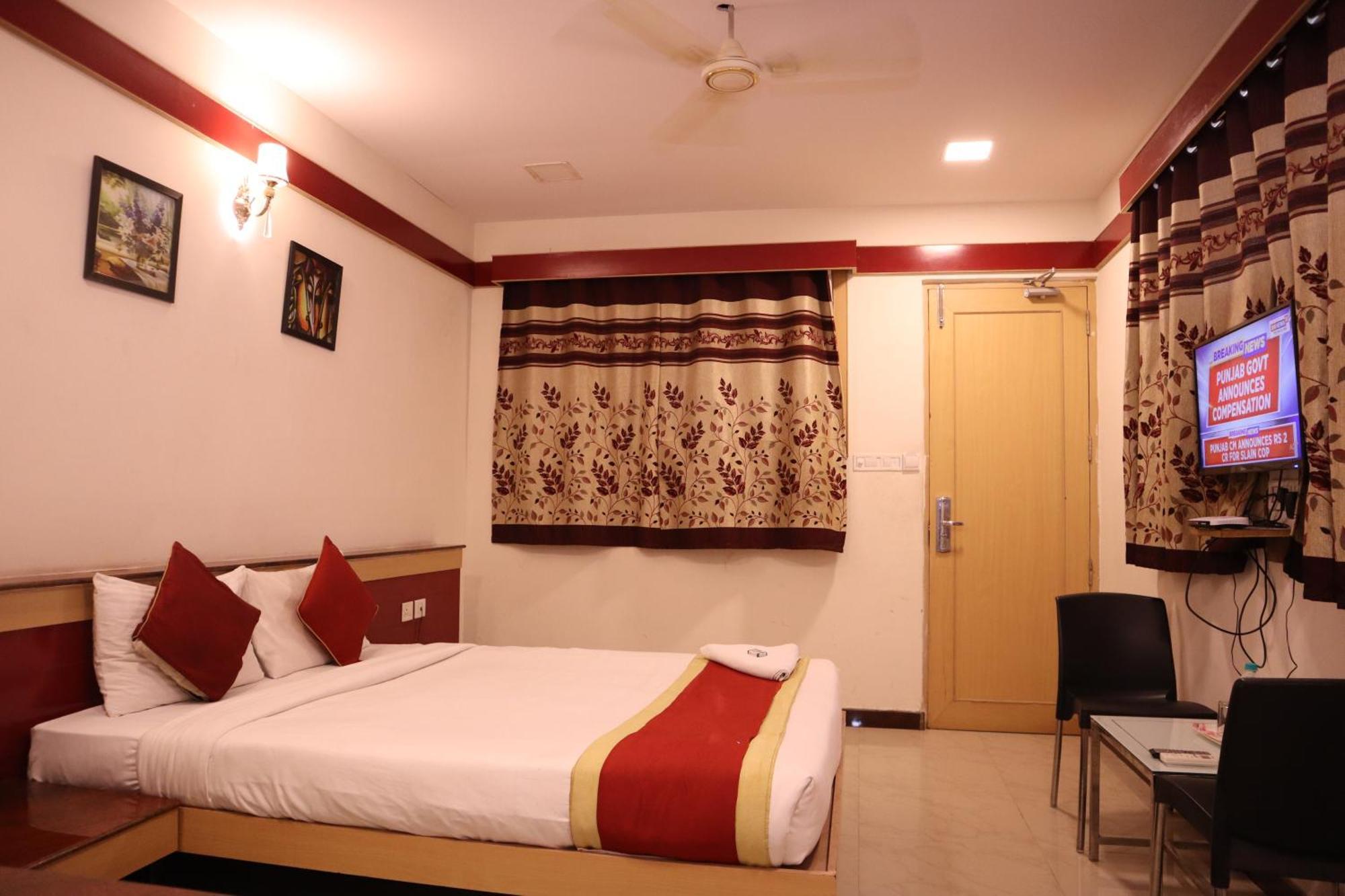Sri Sai Ram Suites Bangalore Bagian luar foto
