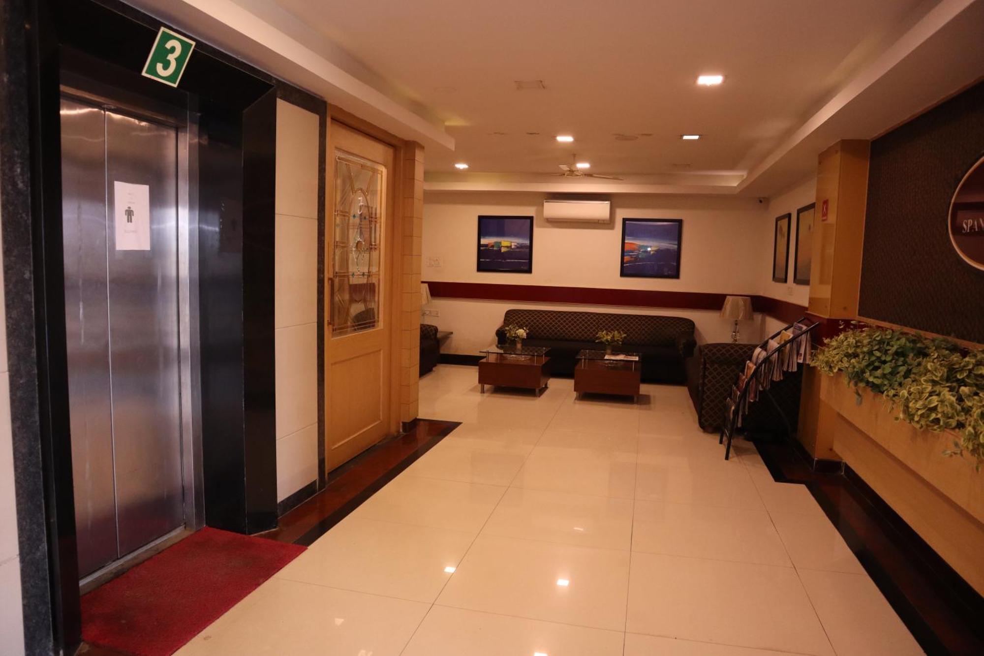 Sri Sai Ram Suites Bangalore Bagian luar foto