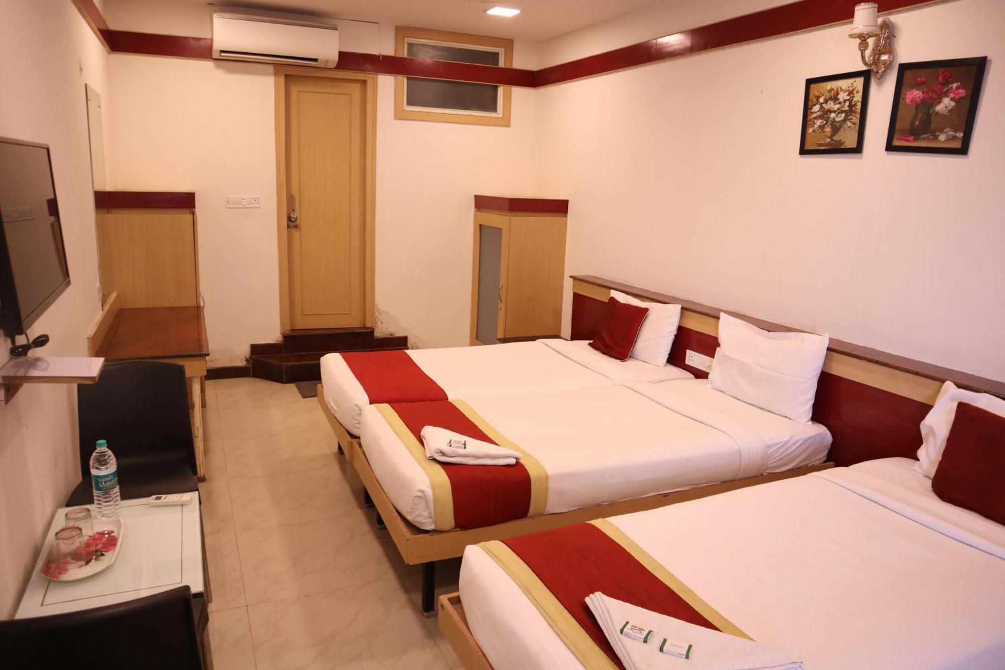 Sri Sai Ram Suites Bangalore Bagian luar foto