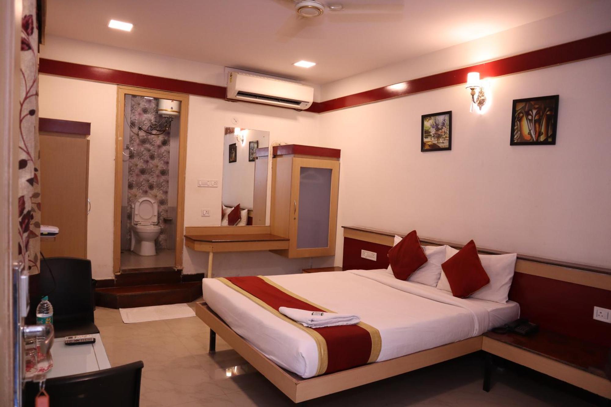 Sri Sai Ram Suites Bangalore Bagian luar foto