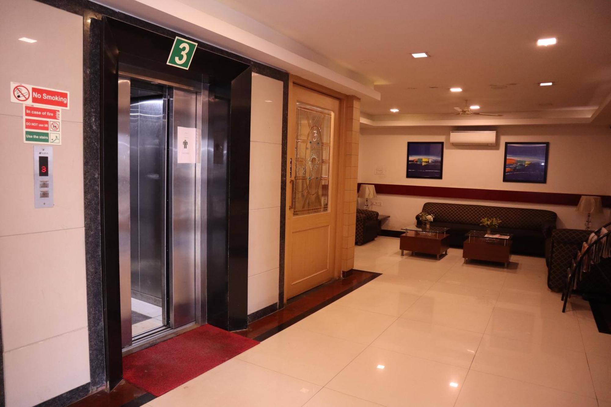 Sri Sai Ram Suites Bangalore Bagian luar foto