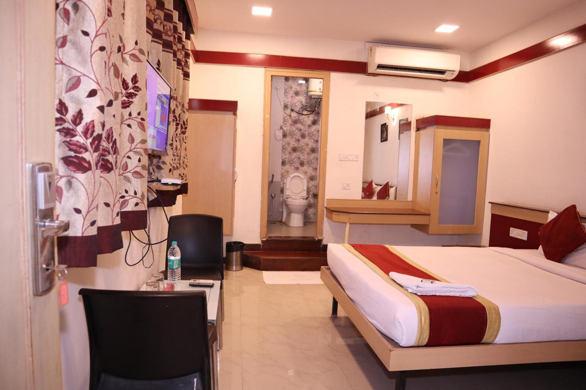 Sri Sai Ram Suites Bangalore Bagian luar foto