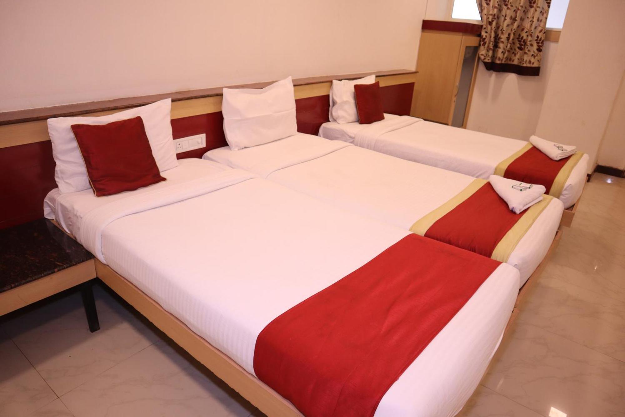 Sri Sai Ram Suites Bangalore Bagian luar foto