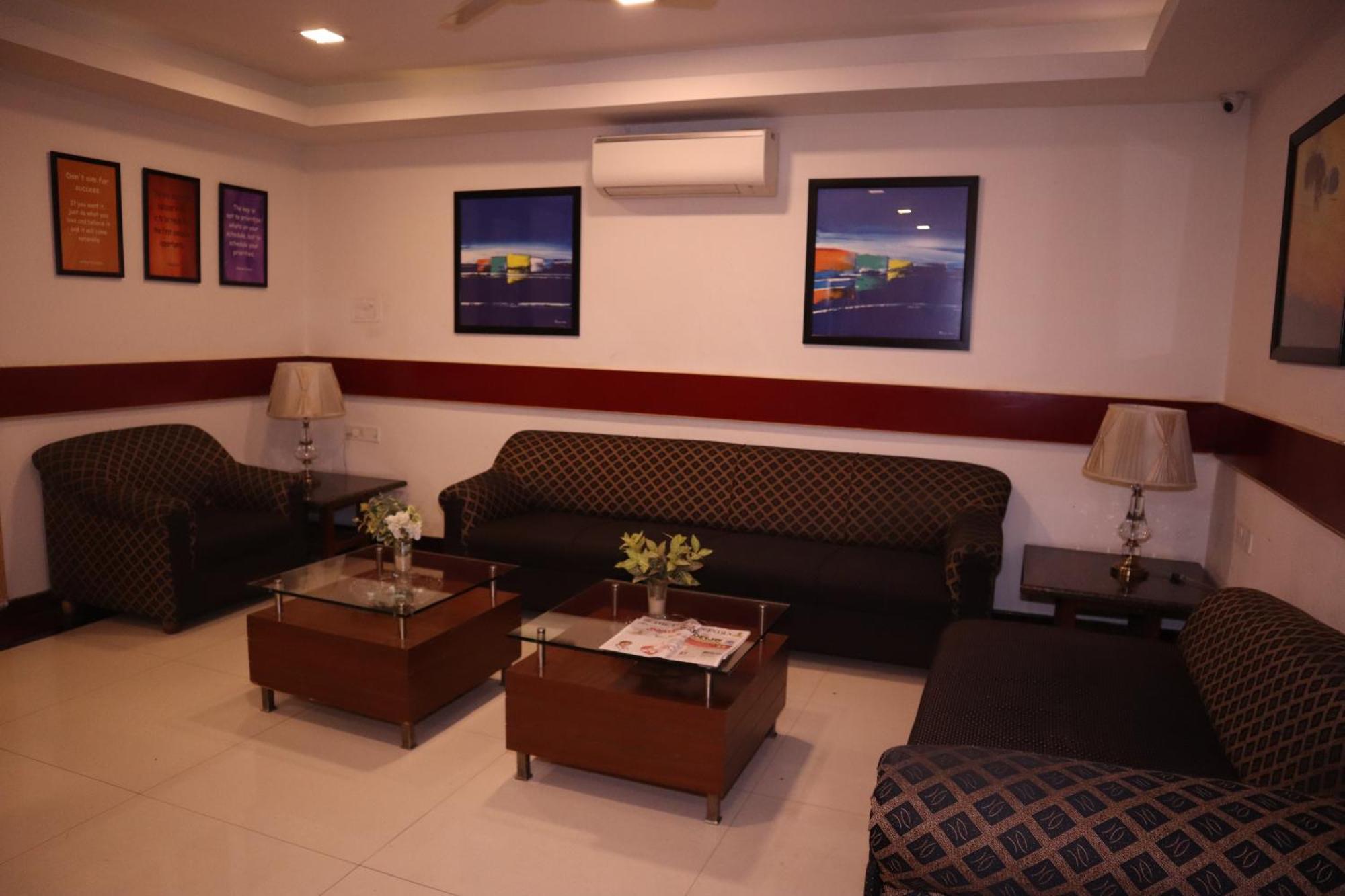 Sri Sai Ram Suites Bangalore Bagian luar foto