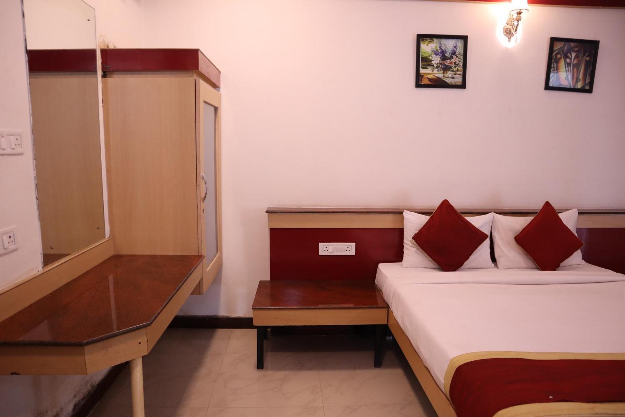 Sri Sai Ram Suites Bangalore Bagian luar foto