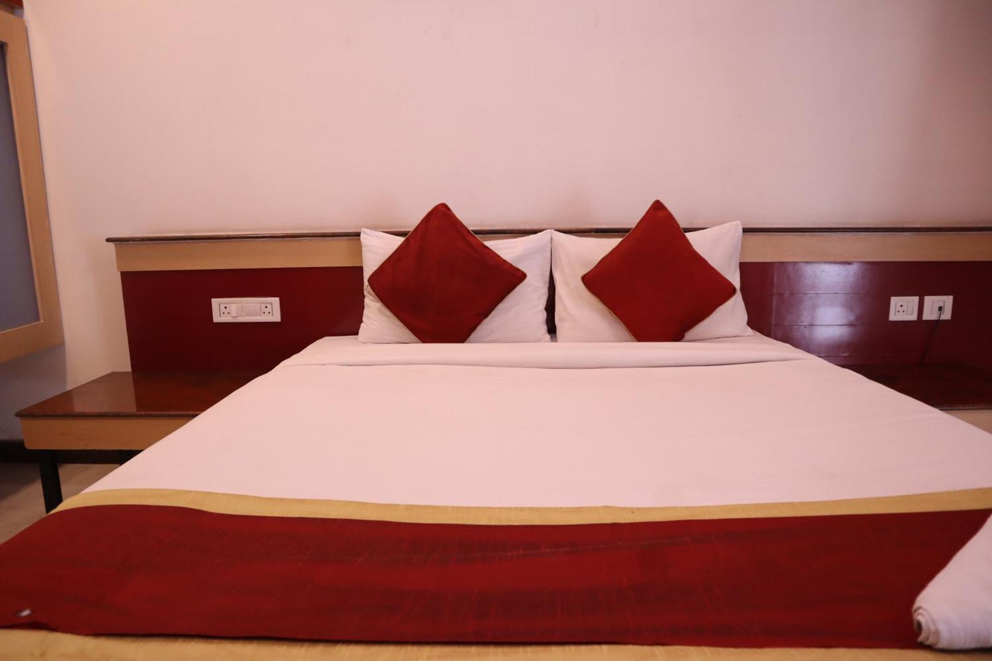 Sri Sai Ram Suites Bangalore Bagian luar foto