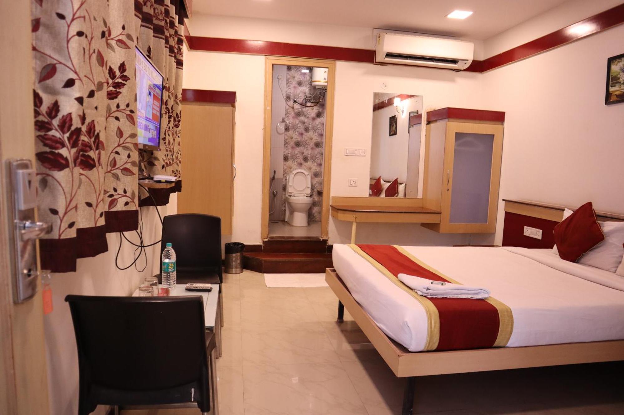 Sri Sai Ram Suites Bangalore Bagian luar foto