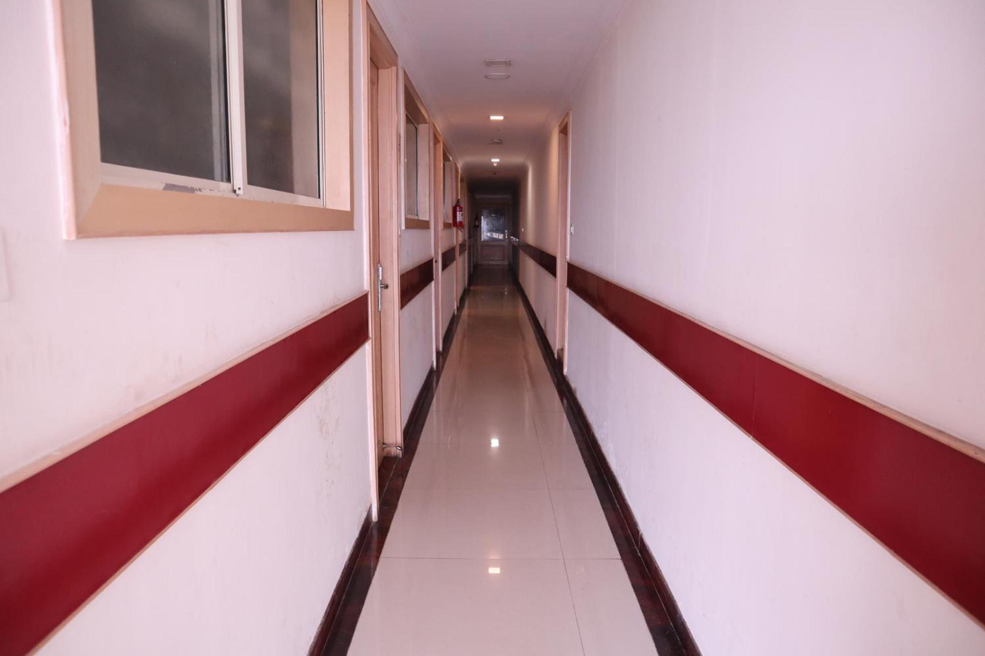 Sri Sai Ram Suites Bangalore Bagian luar foto